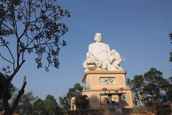 Sứ quân Lý Khuê được phỏng đoán có mối liên hệ mật thiết với các thiền sư Thiền Ông – Vạn Hạnh chùa Tiêu Sơn.