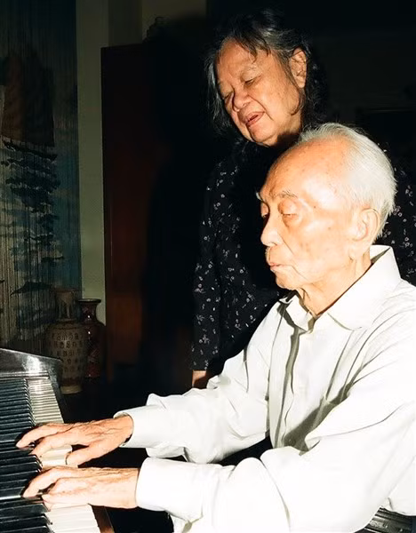 Đại tướng Võ Nguyên Giáp bên cây đàn piano ngày 26/5/2007. Ảnh: Trần Hồng.