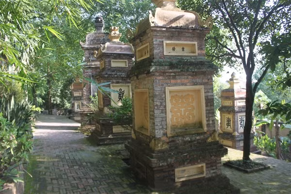 Vườn bảo tháp trên núi Tiêu Sơn.