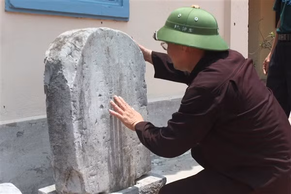 Nhiều bài kệ, sấm ngữ tiên đoán họ Lý lên thay họ Lê.