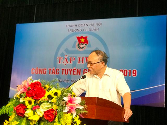 GS.TS Hoàng Chí Bảo tập huấn nghiệp vụ cho cán bộ đoàn. GS.TS Hoàng Chí Bảo tập huấn nghiệp vụ cho cán bộ đoàn.