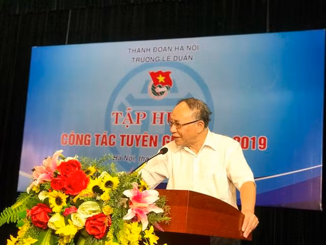 GS.TS Hoàng Chí Bảo tập huấn nghiệp vụ cho cán bộ đoàn.