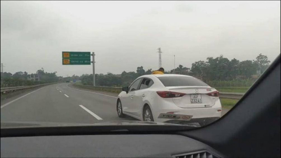 Rợn tóc gáy cảnh trẻ nhỏ thò đầu khỏi ô tô đang chạy trên cao tốc Hà Nội - Lào Cai