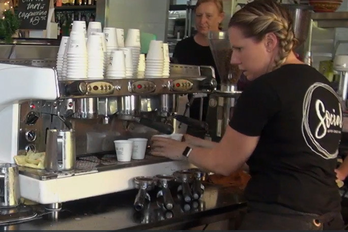 Cà phê được Liza phân phát cho các vị khách tới cửa hàng. Cà phê được Liza phân phát cho các vị khách tới cửa hàng.