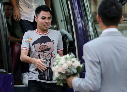 Gu thời trang "độc lạ" của Đức Huy tại đám cưới Hùng Dũng
