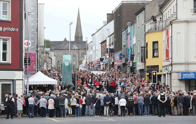 Mọi người tập trung tại hiện trường vụ đánh bom trong quá khứ để tưởng niệm những nạn nhân xấu số.