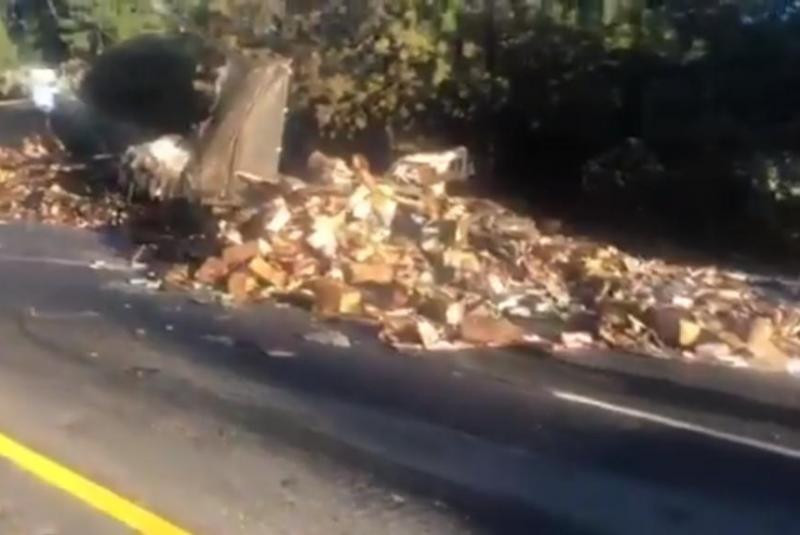 Hơn chục tấn thực phẩm đông lạnh trải dài khắp đường cao tốc.