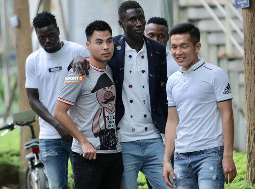 Chắc tiền vệ của CLB Hà Nội chỉ lép vế so với cô dâu chủ rể.