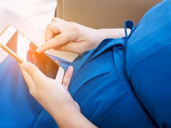 5 điều mẹ bầu cần ghi nhớ khi sử dụng điện thoại để không hại thai nhi