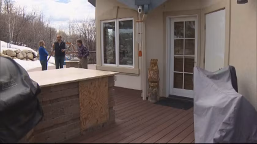 Đang ngủ nghe tiếng động lớn, đôi vợ chồng nhìn ra cửa sổ và tá hỏa 