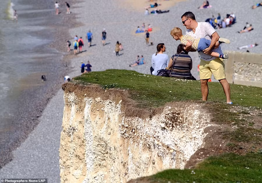 Khoe bức ảnh chụp cùng cậu con trai nhỏ, người đàn ông bị chỉ trích dữ dội