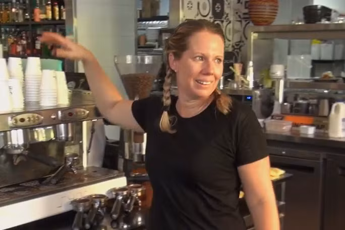 Liza Thomas thành công pha chế 420 cốc cappuccino trong 1 giờ.