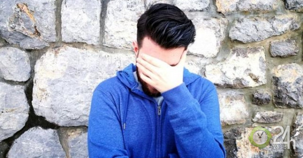 Bị mẹ phát hiện bí mật động trời, chàng trai câm nín 
