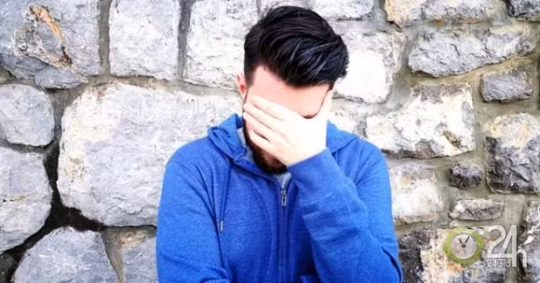 Bị mẹ phát hiện bí mật động trời, chàng trai câm nín 