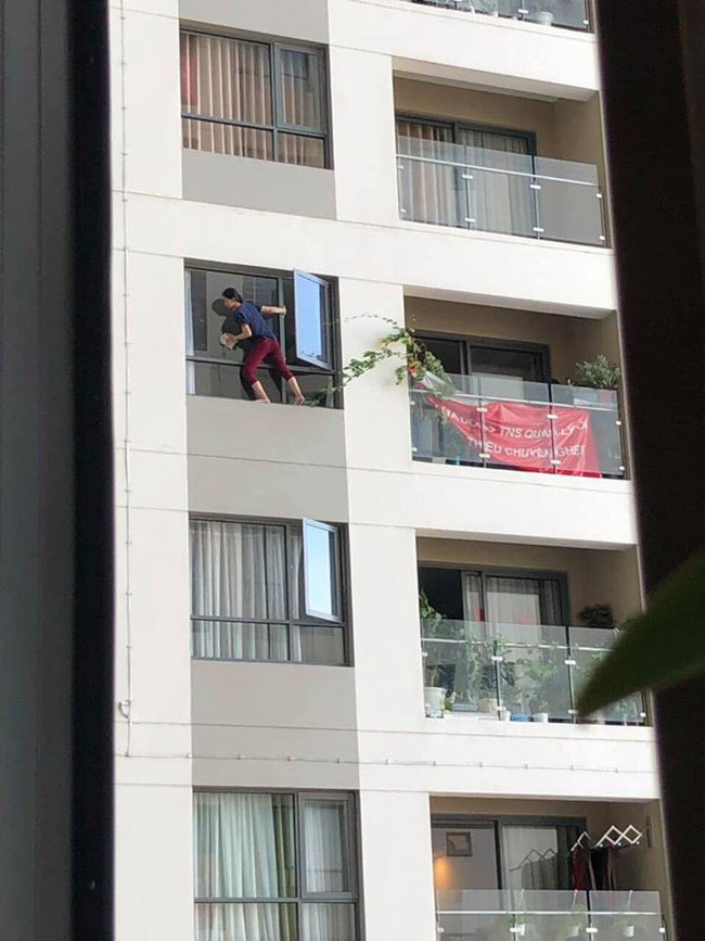 Người phụ nữ trèo ra cửa sổ để lau chùi cửa kính. Người phụ nữ trèo ra cửa sổ để lau chùi cửa kính.