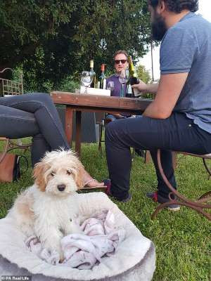 Lola được tận hưởng cuộc sống sang trọng.