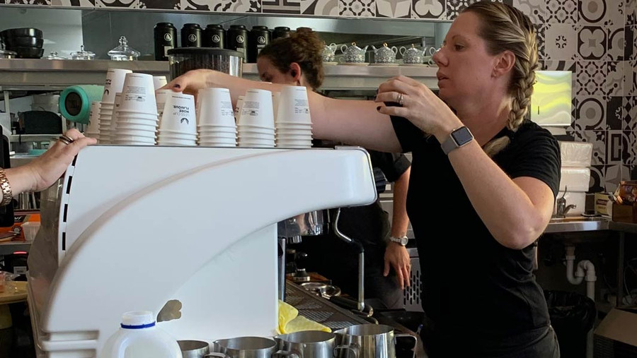 Chiếc máy pha được tối đa 4 cốc cà phê/lần Chiếc máy pha được tối đa 4 cốc cà phê/lần