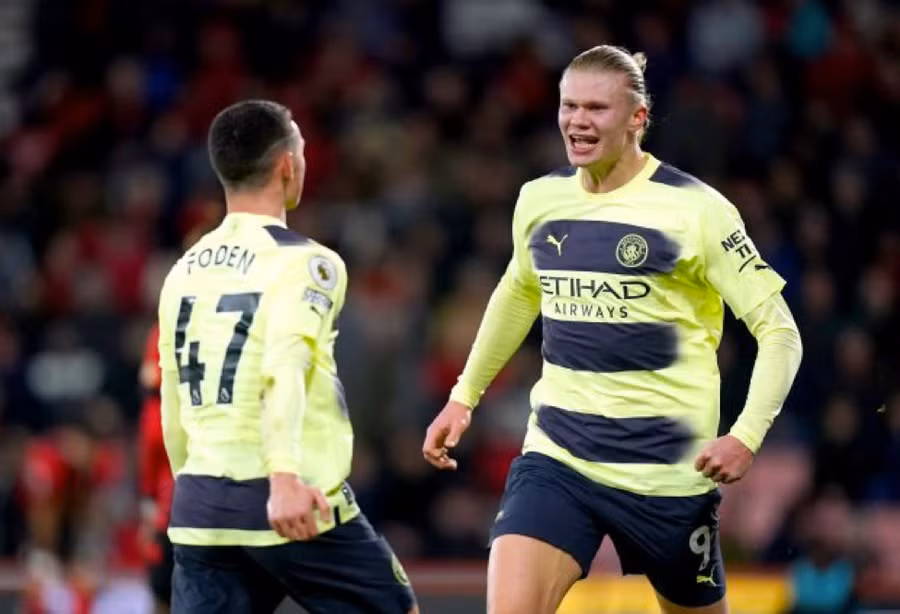 Man City tiếp tục bám đuổi Arsenal khi cũng thắng đậm ở vòng 25. Man City tiếp tục bám đuổi Arsenal khi cũng thắng đậm ở vòng 25.