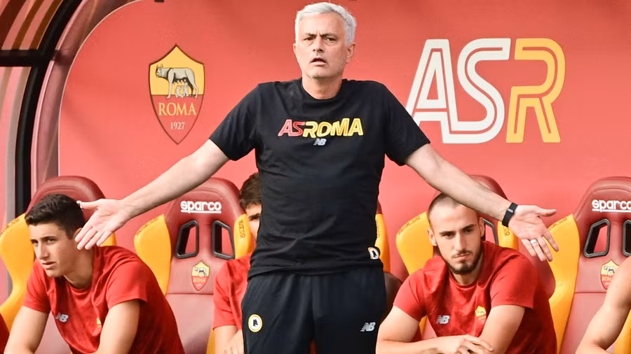 HLV Mourinho hiện đã bỏ theo dõi As Roma,