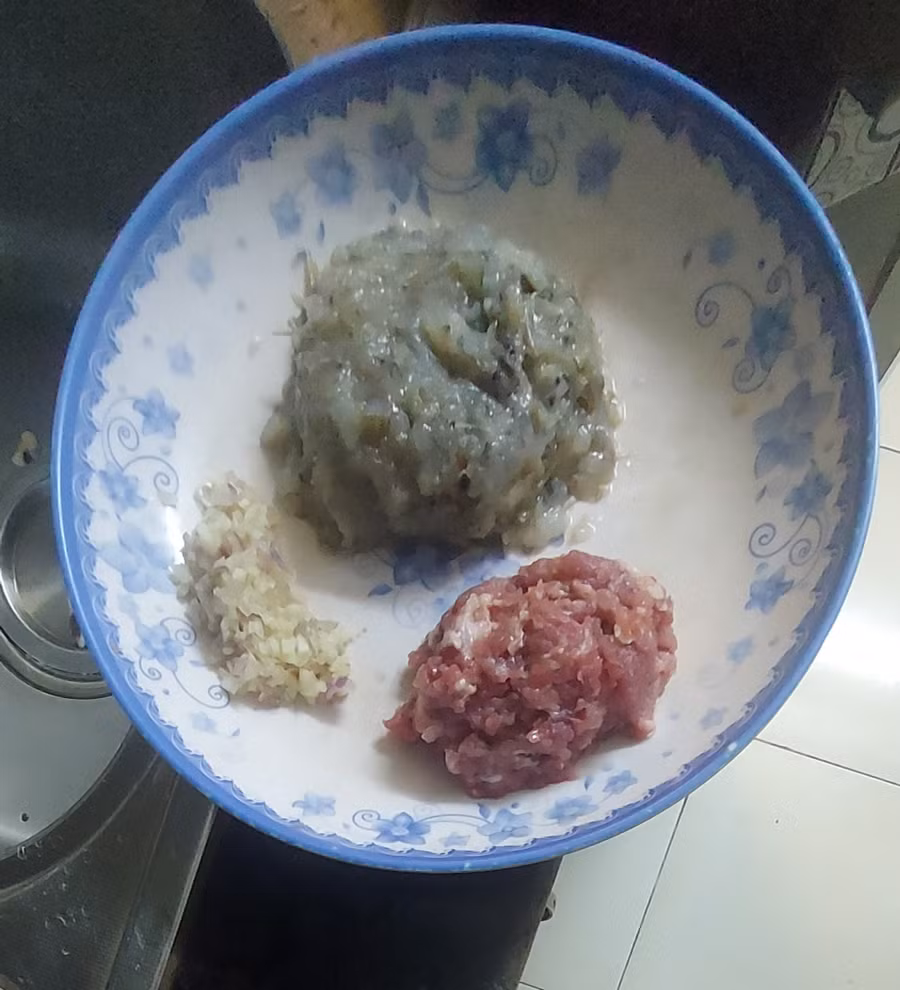 Nấu cùng tôm bóc nõn và thịt nạc băm nhuyễn phi thơm với hành tỏi.