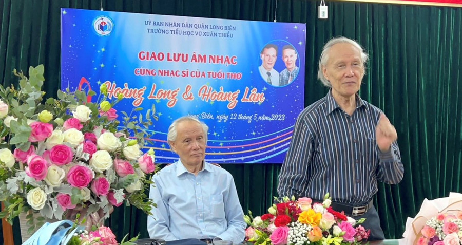 Nhạc sĩ Hoàng Long và Hoàng Lân trò chuyện thân tình, gần gũi. Ảnh: NTCC