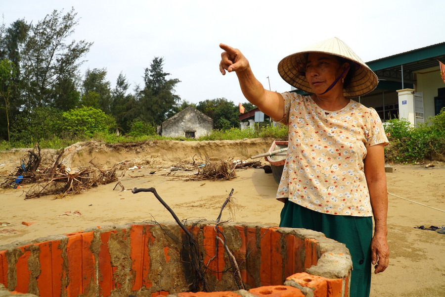 Bà Bùi Thị Hương lo lắng khi biển ngày càng tiến sát vào nhà dân. Bà Bùi Thị Hương lo lắng khi biển ngày càng tiến sát vào nhà dân.