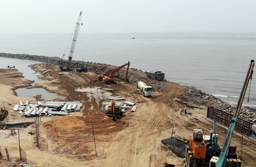 Dự án chống sạt lở, xâm thực biển ở Tân Xuân đang được gấp rút triển khai. Dự án chống sạt lở, xâm thực biển ở Tân Xuân đang được gấp rút triển khai.