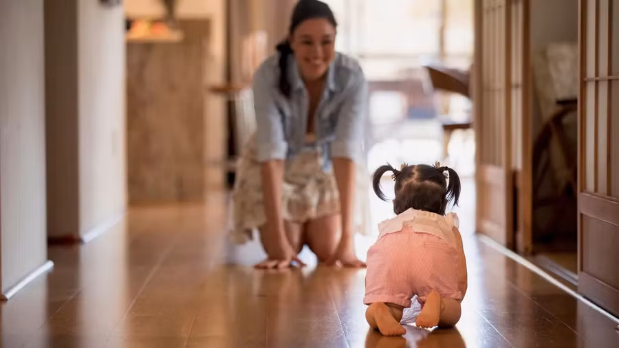 Các bậc cha mẹ nên quan tâm, nhưng không cần lo lắng về việc trẻ chậm đạt các cột mốc phát triển. Ảnh: Getty Images