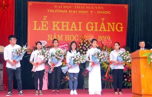 Trường ĐH Y Dược trao học bổng cho 6 thủ khoa đầu vào năm học 2018 - 2019