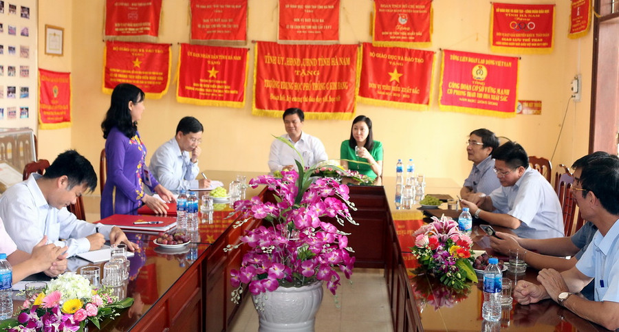 Thứ trưởng Nguyễn Hữu Độ lắng nghe những ý kiến đề xuất, kiến nghị của tập thể sư phạm Trường THPT C Kim Bảng Thứ trưởng Nguyễn Hữu Độ lắng nghe những ý kiến đề xuất, kiến nghị của tập thể sư phạm Trường THPT C Kim Bảng