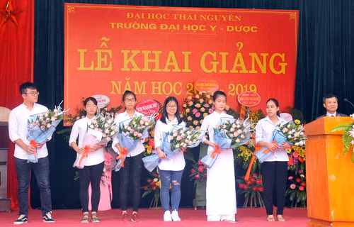 Trường ĐH Y Dược trao học bổng cho 6 thủ khoa đầu vào năm học 2018 - 2019