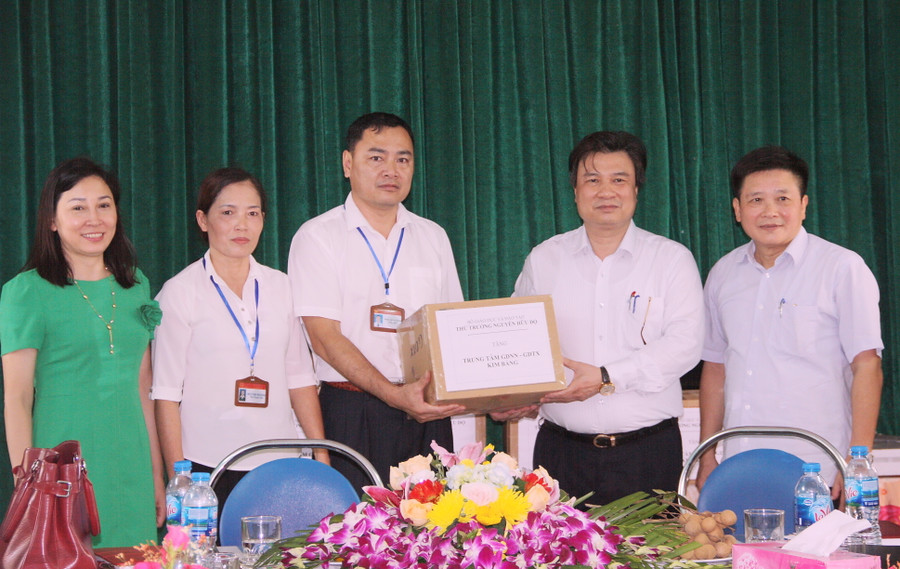 Thứ trưởng Nguyễn Hữu Độ tặng sách cho trung tâm GDNN - GDTX huyện Kim Bảng Thứ trưởng Nguyễn Hữu Độ tặng sách cho trung tâm GDNN - GDTX huyện Kim Bảng