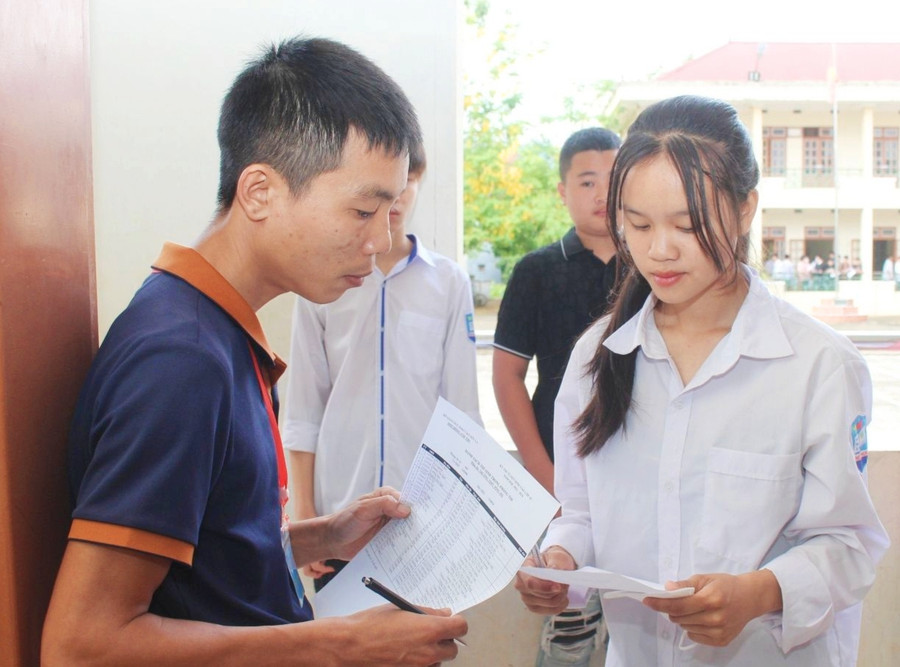 Thầy giáo tại điểm trường THPT Sông Mã đang kiểm tra thẻ dự thi của học sinh. Thầy giáo tại điểm trường THPT Sông Mã đang kiểm tra thẻ dự thi của học sinh.