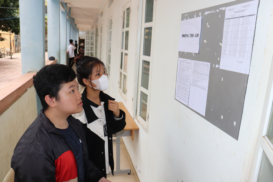 Các em học sinh đang xem thông tin cá nhân tại điểm Trường THPT Tô Hiệu. Các em học sinh đang xem thông tin cá nhân tại điểm Trường THPT Tô Hiệu.