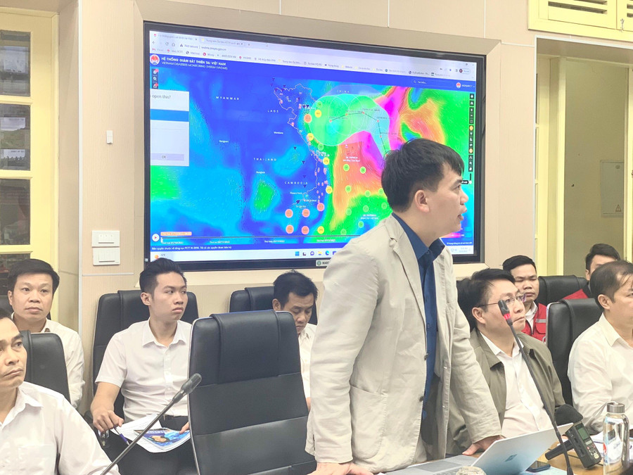Ông Trần Quang Năng (Trung tâm dự báo khí tượng thủy văn Quốc gia) cập nhật tình hình bão số 7. Ảnh: TCPCTT. Ông Trần Quang Năng (Trung tâm dự báo khí tượng thủy văn Quốc gia) cập nhật tình hình bão số 7. Ảnh: TCPCTT.