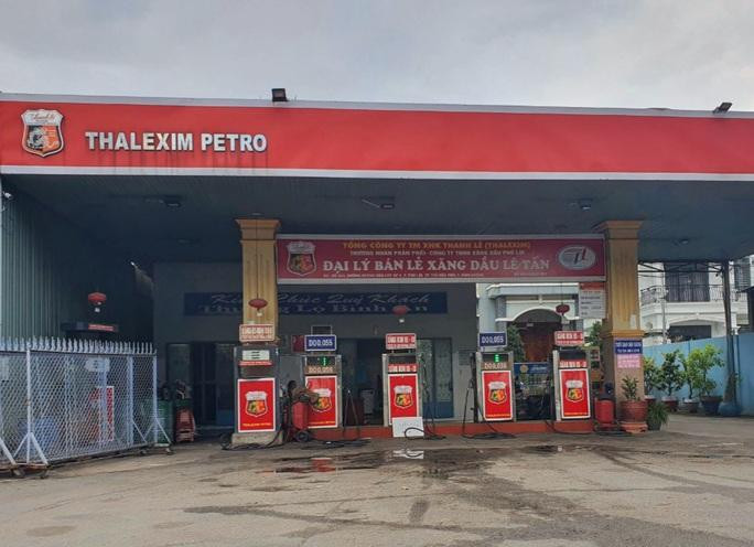 Một cây xăng ở TP Thủ Dầu Một thông báo hết xăng vào chiều ngày 3/10. Ảnh: Thảo Nguyễn.