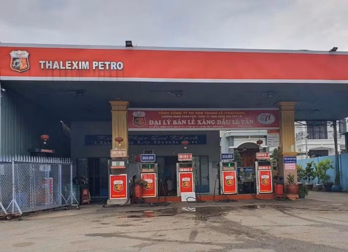 Một cây xăng ở TP Thủ Dầu Một thông báo hết xăng vào chiều ngày 3/10. Ảnh: Thảo Nguyễn.