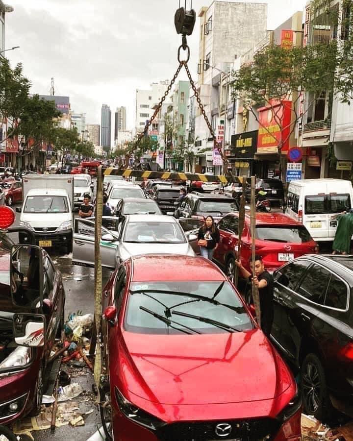 Nhiều xe ô tô ngập nước, chết máy trên đường Lê Duẩn. Ảnh: Hoàng Hữu Quyết. Nhiều xe ô tô ngập nước, chết máy trên đường Lê Duẩn. Ảnh: Hoàng Hữu Quyết.