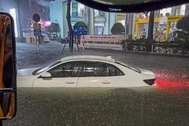 Mưa lớn bắt đầu trút xuống TP Đà Nẵng từ 15h ngày 14/10 và kéo dài liên tục đến tối 15/10 gây tê liệt giao thông, ngập úng hàng loạt căn nhà. Ảnh: Đoàn Nguyên.