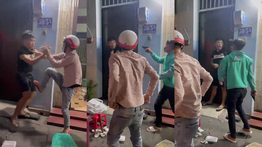 Hình ảnh thanh niên áo xanh cầm đồ vật giống khẩu súng, dọa bắn bể đầu anh K. Ảnh cắt từ clip. Hình ảnh thanh niên áo xanh cầm đồ vật giống khẩu súng, dọa bắn bể đầu anh K. Ảnh cắt từ clip.