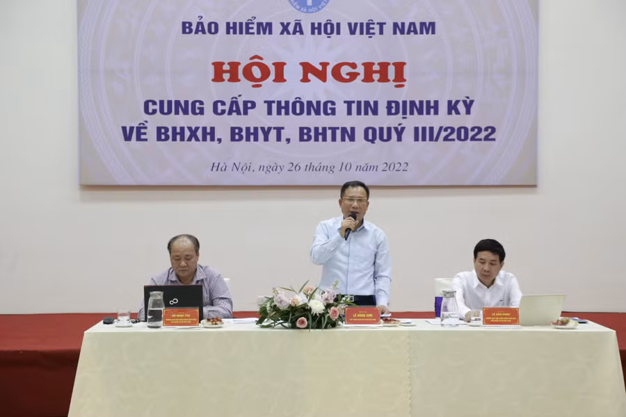 Phó Tổng Giám đốc BHXH Việt Nam Lê Hùng Sơn chủ trì và trả lời các câu hỏi tại Hội nghị.