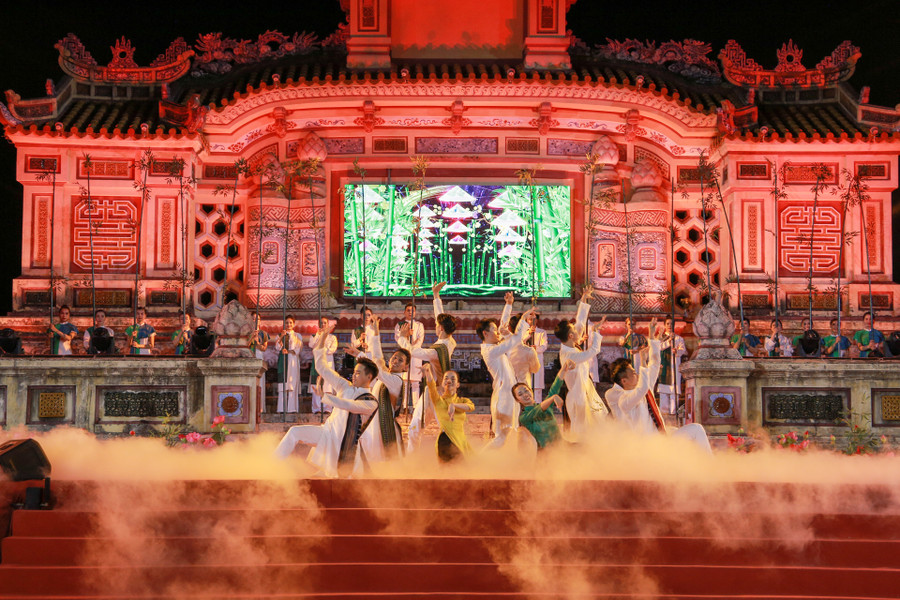 Tiết mục nghệ thuật vừa sôi động, vừa mang phong cách cổ điển đậm dấu ấn Cố đô. Tiết mục nghệ thuật vừa sôi động, vừa mang phong cách cổ điển đậm dấu ấn Cố đô.