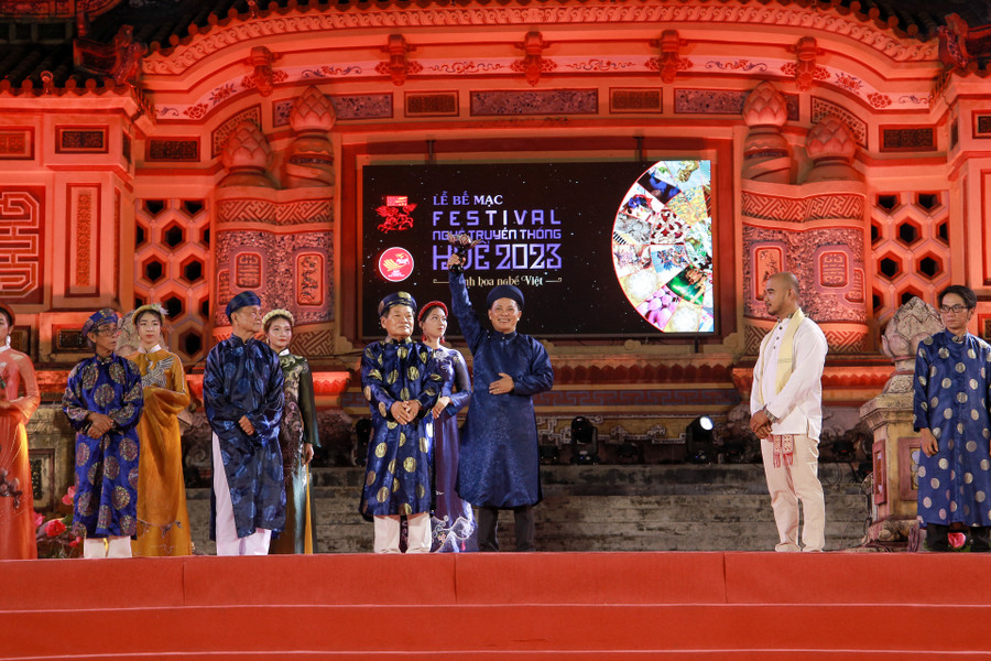 Nghi thức trao ngọn đuốc đam mê nghề của những nghệ nhân lớn tuổi cho những nghệ nhân trẻ tiếp tục phát huy về sau. Nghi thức trao ngọn đuốc đam mê nghề của những nghệ nhân lớn tuổi cho những nghệ nhân trẻ tiếp tục phát huy về sau.