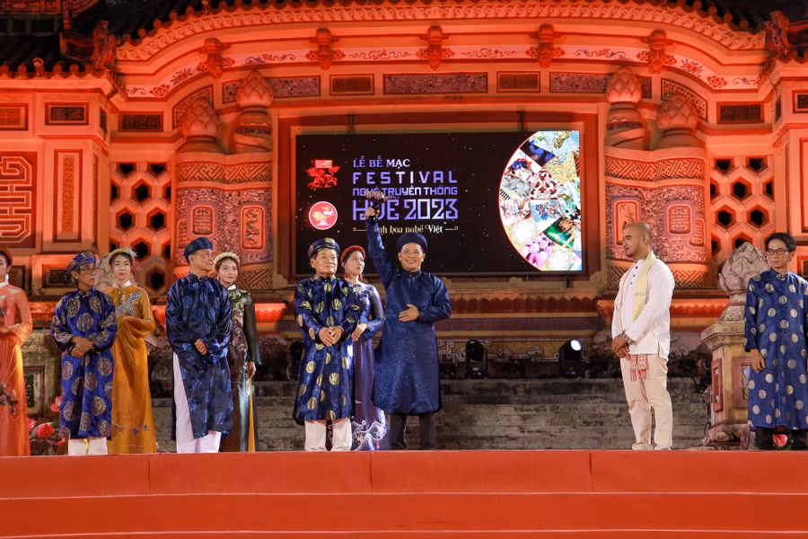 Nghi thức trao ngọn đuốc đam mê nghề của những nghệ nhân lớn tuổi cho những nghệ nhân trẻ tiếp tục phát huy về sau.