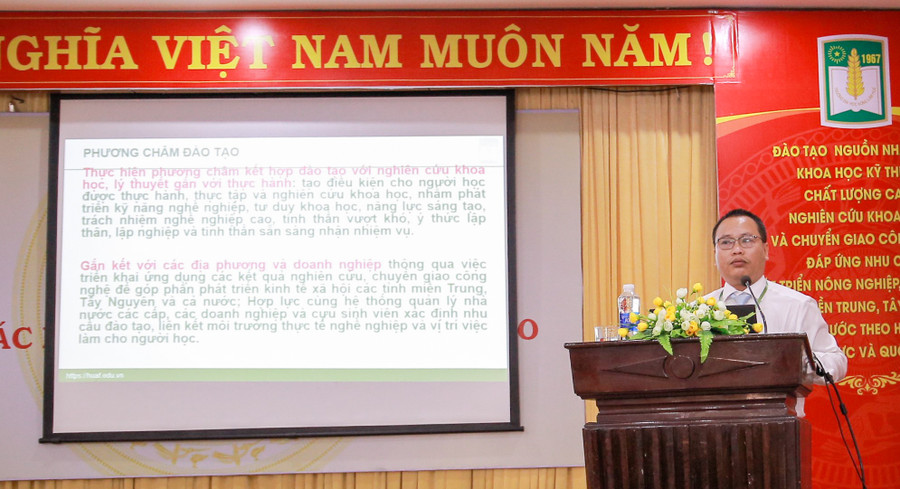 PGS.TS Nguyễn Văn Đức - Trưởng phòng Đào tạo và Công tác sinh viên, Trường ĐH Nông Lâm, ĐH Huế báo cáo kết quả hợp tác doanh nghiệp trong đào tạo tại hội nghị.