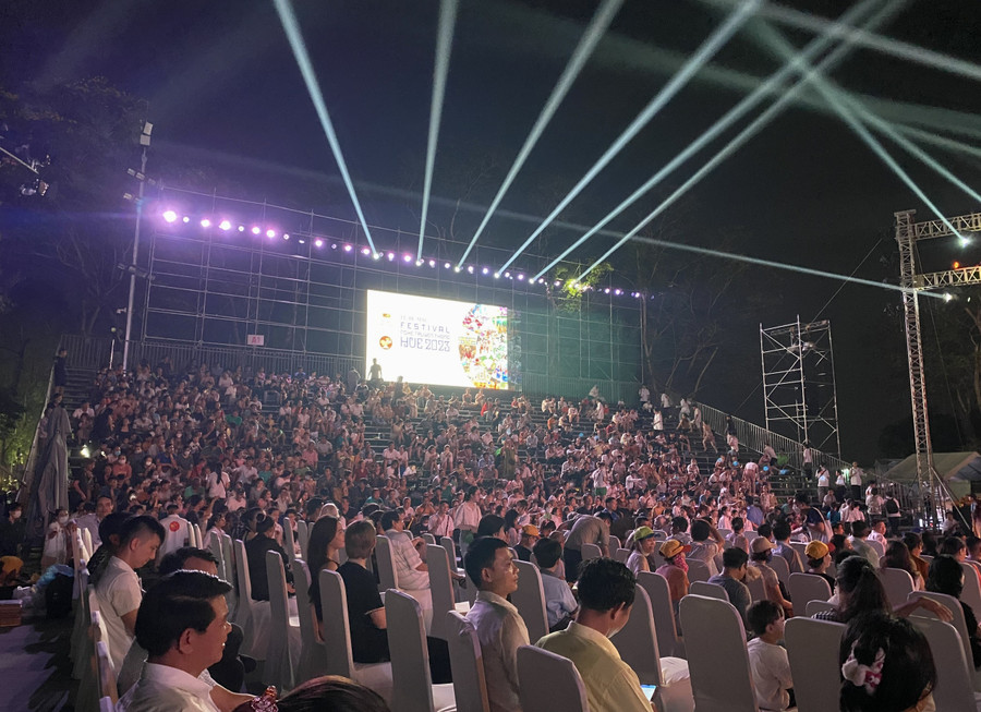Hàng nghìn khán giả tham gia tại Lễ bế mạc Festival nghề truyền thống Huế 2023. Hàng nghìn khán giả tham gia tại Lễ bế mạc Festival nghề truyền thống Huế 2023.