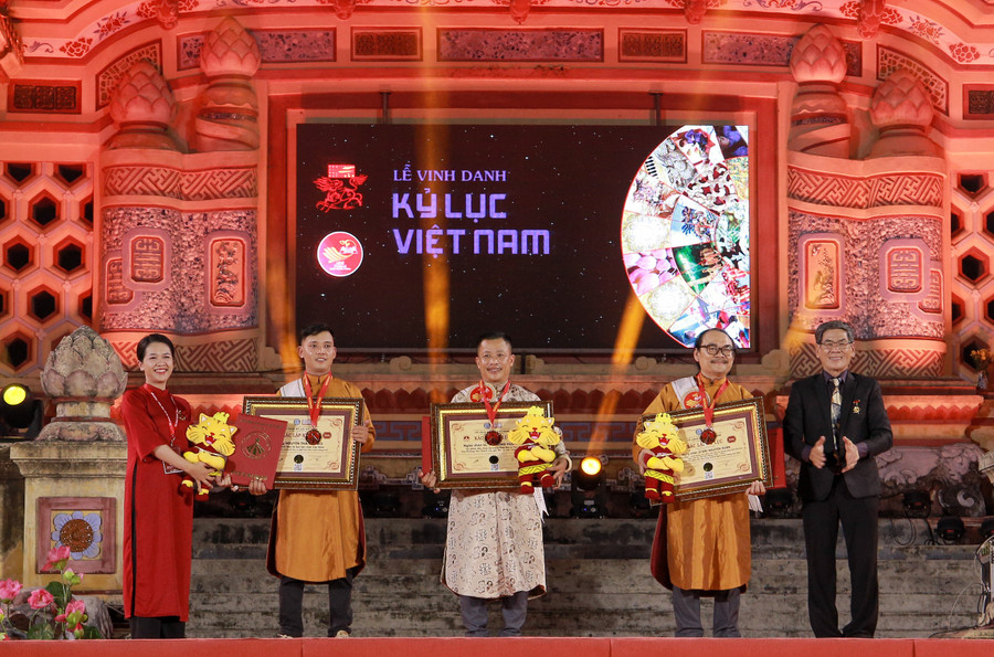 Trao 4 kỷ lục Việt Nam được xác lập tại Festival Nghề truyền thống Huế 2023. Trao 4 kỷ lục Việt Nam được xác lập tại Festival Nghề truyền thống Huế 2023.