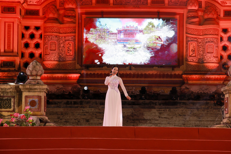 Ca sỹ Tịnh Uyên với ca khúc "Với Huế" tại lễ bế mạc. Ca sỹ Tịnh Uyên với ca khúc "Với Huế" tại lễ bế mạc.