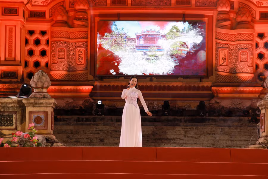 Ca sỹ Tịnh Uyên với ca khúc "Với Huế" tại lễ bế mạc.