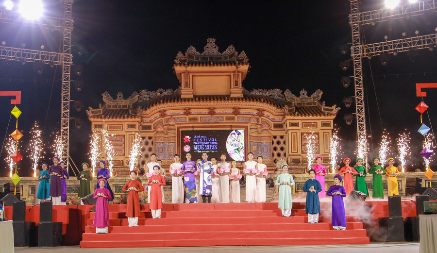 Các tiết mục được đầu tư hoành tráng, công phu. Các tiết mục được đầu tư hoành tráng, công phu.